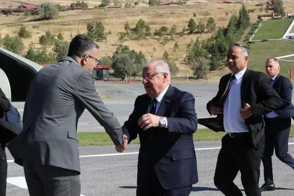 milli-savunma-bakani-yasar-guler-hakkariyi-ziyaret-etti-1727346712087.jpg