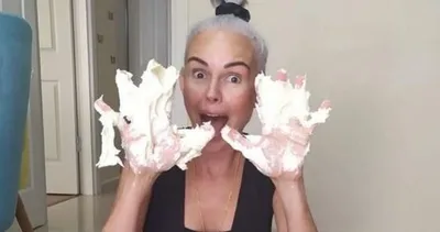 İpek Tanrıyar hamarat çıktı! Ünlü oyuncu evde tereyağı yaptı!