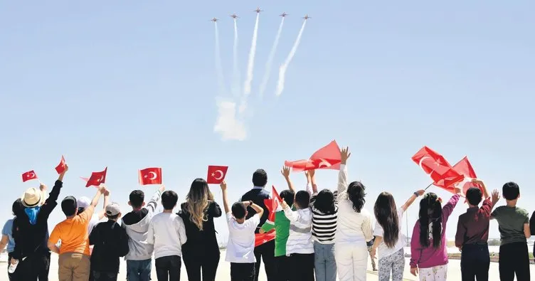 Türk Yıldızları çocuklar için uçtu
