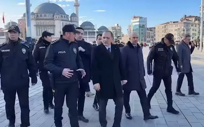 istanbulun-emniyetini-boyle-sagladilar-50-binden-fazla-polis-sahadaydi-1767268729642.jpg