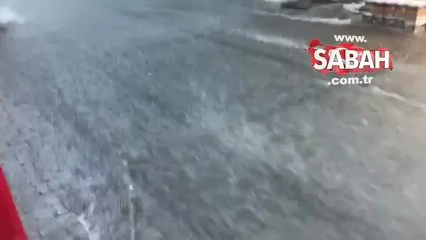 İstanbul'da başlayan sağanak yağış yolları dereye çevirdi!