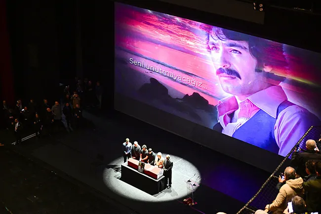 Bakan Ersoy: Bu kadar sade, bir bu kadar da büyük bir ismi kaybettik maalesef