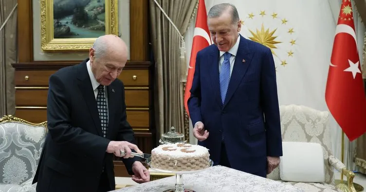 Külliye’de gülümseten diyalog! Başkan Erdoğan’ın Ne kadar daha gençleştik? sorusuna Bahçeli böyle yanıt verdi