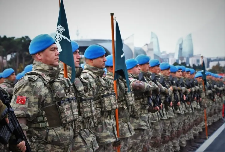 Türk askeri Azerbaycan'da! Bakü sokaklarında 'Vatan sana canım feda' sesleri