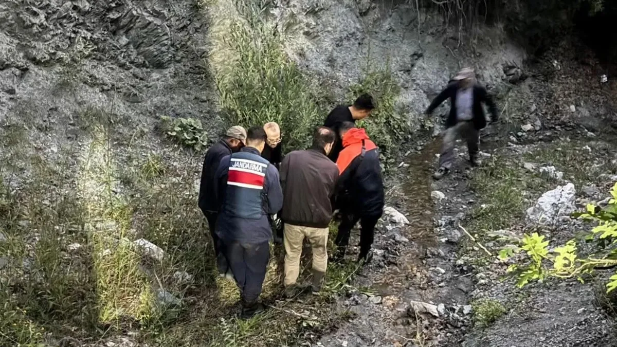 Çorum'da kaybolan yaşlı adamın cansız bedeninin bulunduğu kayalık alanın genel görünümü.