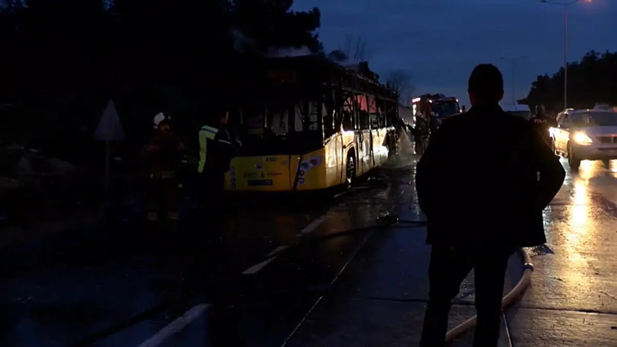 Eyüpsultan'da İETT otobüsü alev alev yandı Eyüpsultan'da İETT otobüsü alev alev yandı