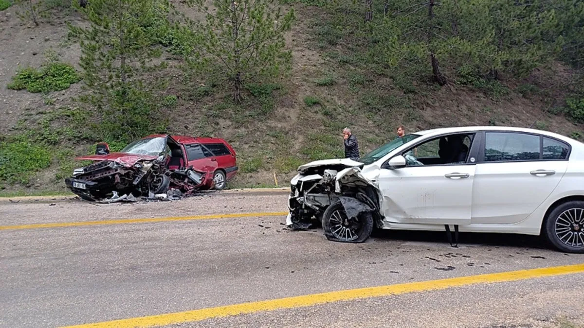 Karabük’te iki araç kafa kafaya çarpıştı: 8 yaralı! Karabük’te iki araç kafa kafaya çarpıştı: 8 yaralı!