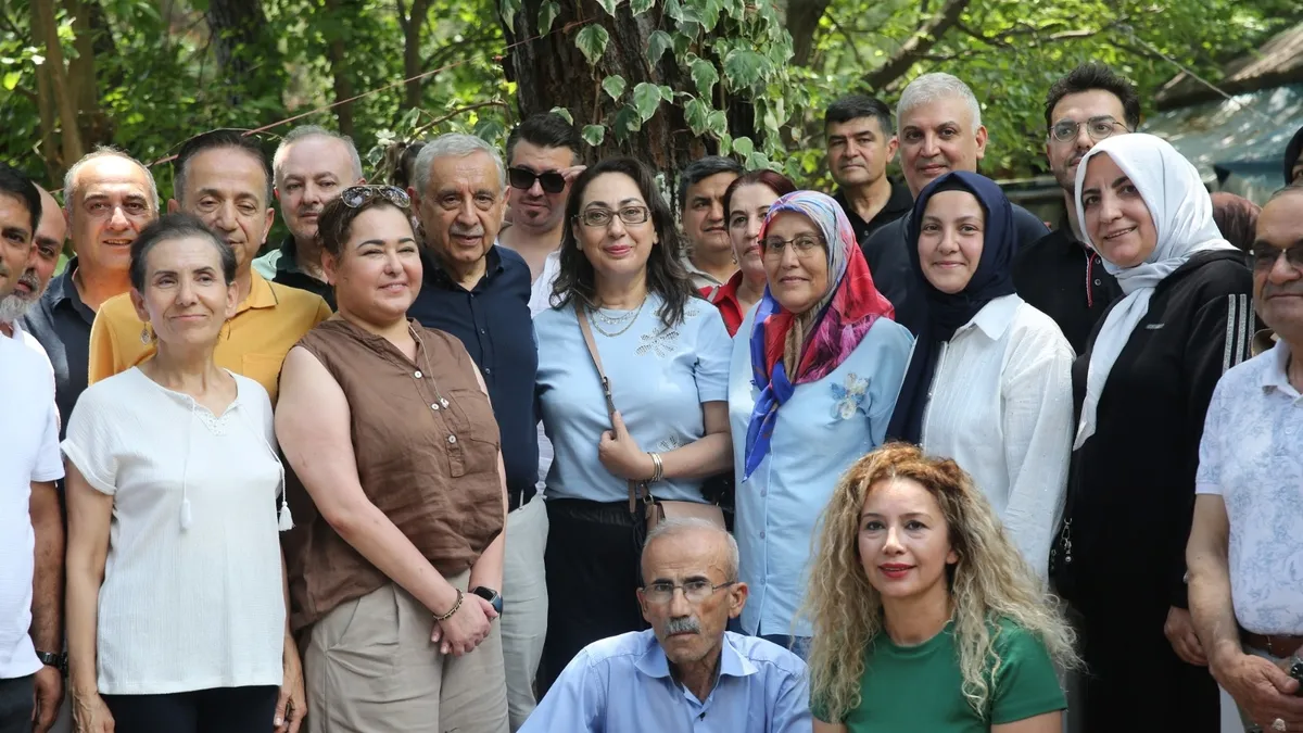 Akdeniz Üniversitesi Hastanesi'nde kalp nakli olan hastalar ve doktorları bir araya geldi.