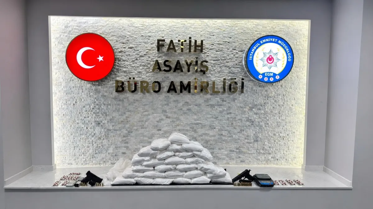 İstanbul Fatih'te polis tarafından düzenlenen uyuşturucu operasyonunda ele geçirilen kokain ve presleme makineleri.
