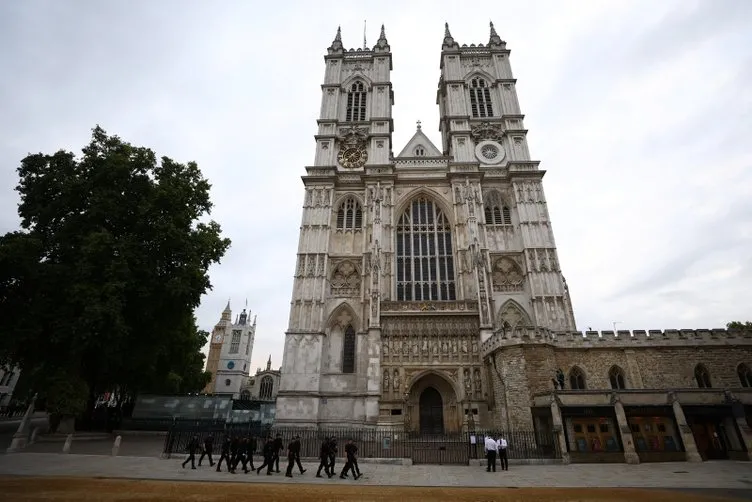 SON DAKİKA- Kraliçe Elizabeth'e son veda! Prens Philip'in yanına gömülecek...