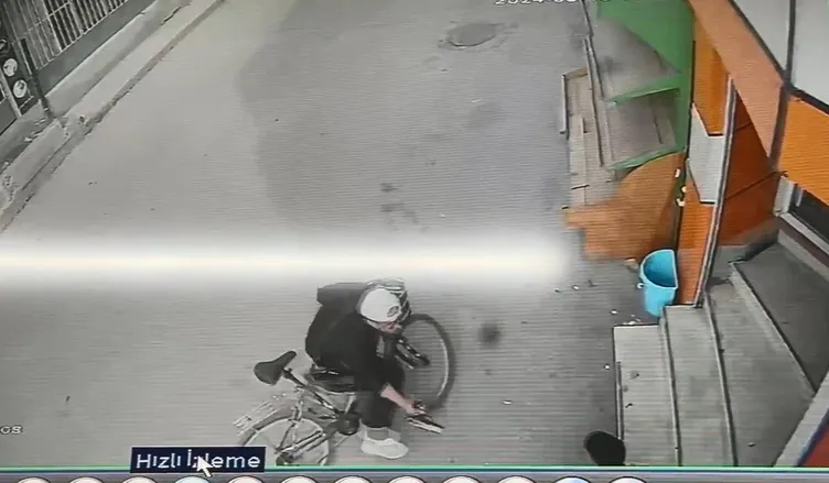 Sokak ortasında bisikletlinin silahlı saldırısına uğradı; o anlar kamerada