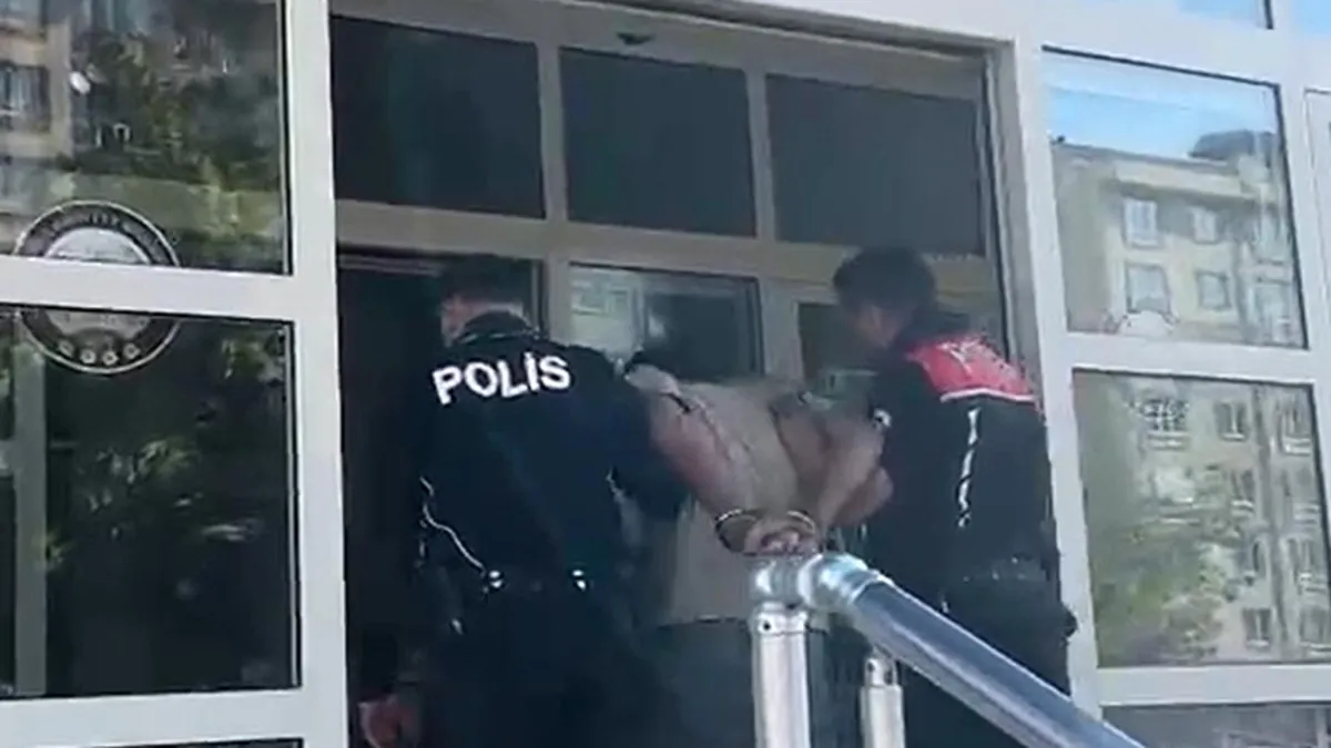 Kütahya'da polis tarafından durdurulan ve kimlik kontrolü yapılan şahıs