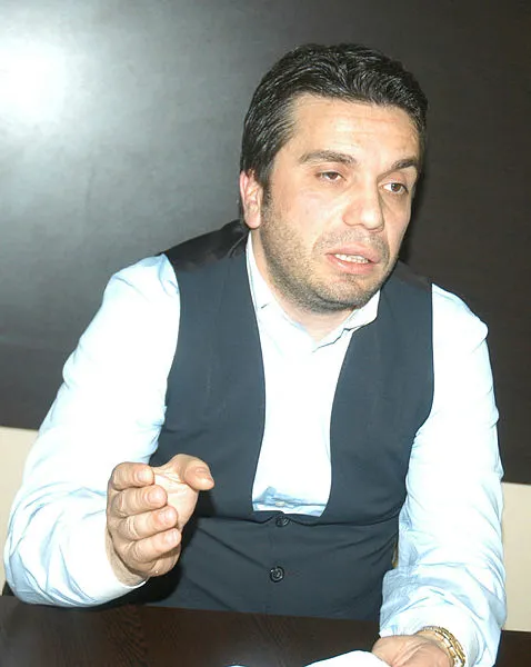 son-dakika-olgun-pekerin-yegeni-sedat-aydin-intihar-etti-9-mermi-1-mektup-1616739362712.jpg Olgun Peker'in yeğeni Sedat Aydın bir mektup bırakarak intihar etti! - 2