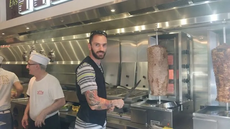 Dünya Şampiyonu Ramil Guliyev döner kesip, kebap pişirdi!