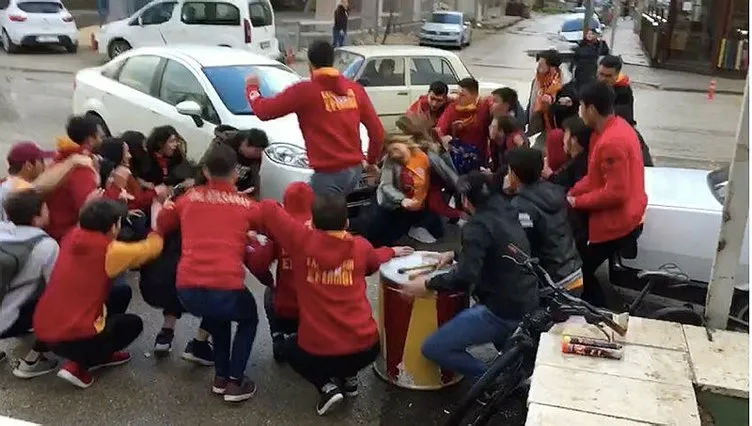 Kaza yapan araç, Galatasaray taraftarlarının arasına daldı!