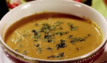 Közlenmiş sarımsaklı bezelye çorbası tarifi: Soğuk domates çorbası nasıl yapılır?