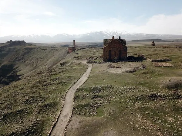 Turistlerin gözdesi 'Ani' her mevsim ayrı güzel