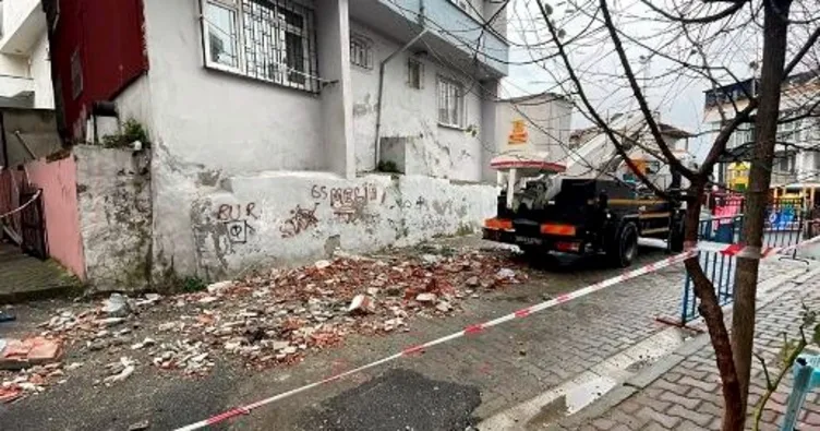 Üç katlı binanın balkonu çöktü