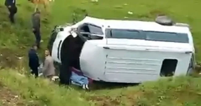Bitlis’te minibüs şarampole yuvarlandı: 2’si ağır 5 yaralı