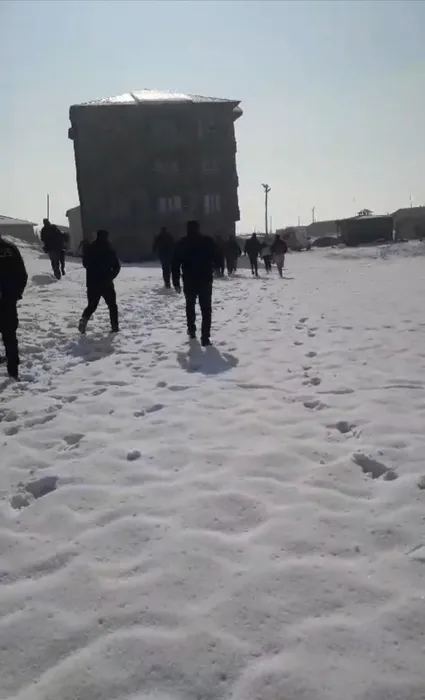 Yüksekova’da kan donduran olay: Başıboş köpekler dehşet saçtı! 12 yaşındaki Eslem feci şekilde can verdi!