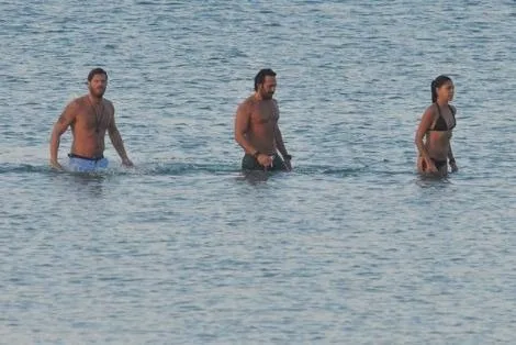 Kıvanç Tatlıtuğ sevgilisi ile birlikte halk plajında!