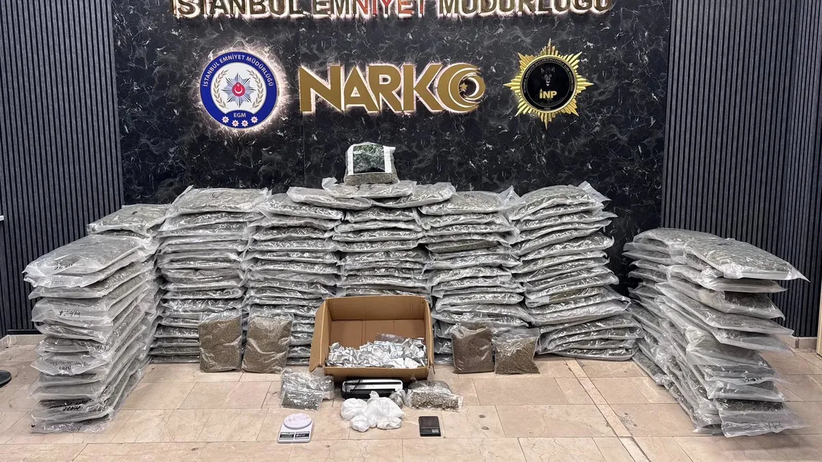 İstanbul’da narkotik operasyonu: Çuval çuval zehir buldular İstanbul’da narkotik operasyonu: Çuval çuval zehir buldular