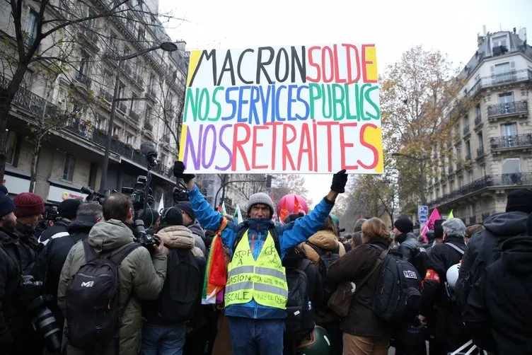 Paris'te polisten göstericilere sis bombasıyla müdahale