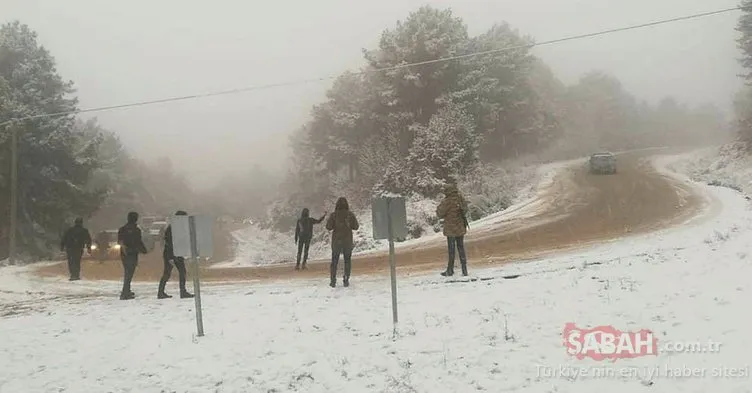 Kar görmeye giden tatilciler, dönüş yolunda karda mahsur kaldı