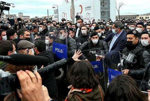 son-dakika-haberi-izmirdeki-bogazici-provokasyonunda-51-kisi-gozaltina-alindi-39unun-terorden-kaydi-var-1612418292508.jpg Son dakika haberi! İzmir'deki Boğaziçi provokasyonunda 51 kişi gözaltına alındı! 39'unun terörden kaydı var