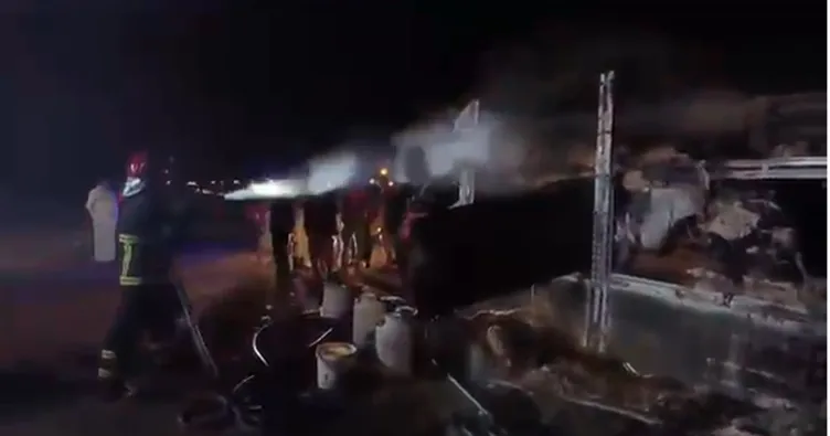 Şanlıurfa’da eşya yüklü kamyonet yandı