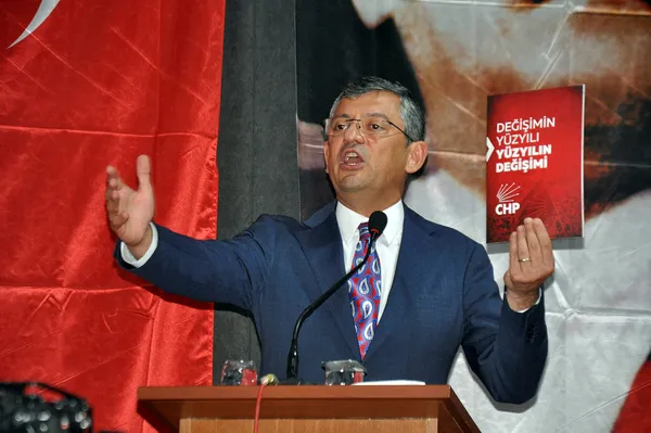 CHP'li Faik Öztrak ve Özgür Özel arasında MYK polemiği!