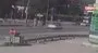 Yolun karşısına geçmek için koşan gence otomobil çarptı: Kaza anı kamerada | Video