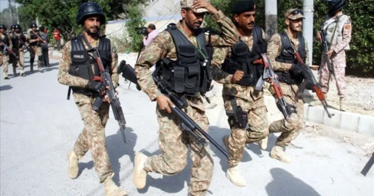 Pakistan’da kanlı çatışma: 5 asker öldü