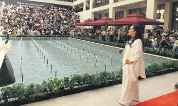 Öğrencilerle şarkı söyledi, dans etti