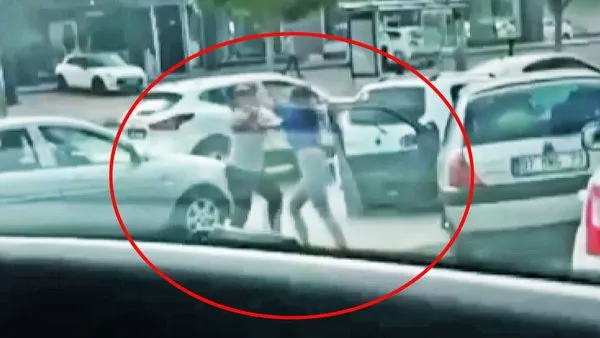 Antalya’da iki kadının, trafikteki saç başa skandal kavgası kamerada