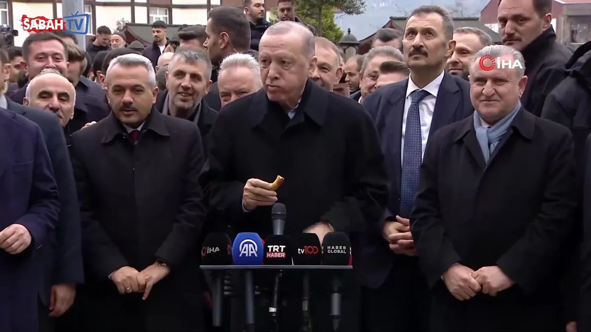 Cumhurbaşkanı Erdoğan, bayram namazı sonrası Rize simidi yedi | Video videosunu izle Cumhurbaşkanı Erdoğan, bayram namazı sonrası Rize simidi yedi | Video videosunu izle
