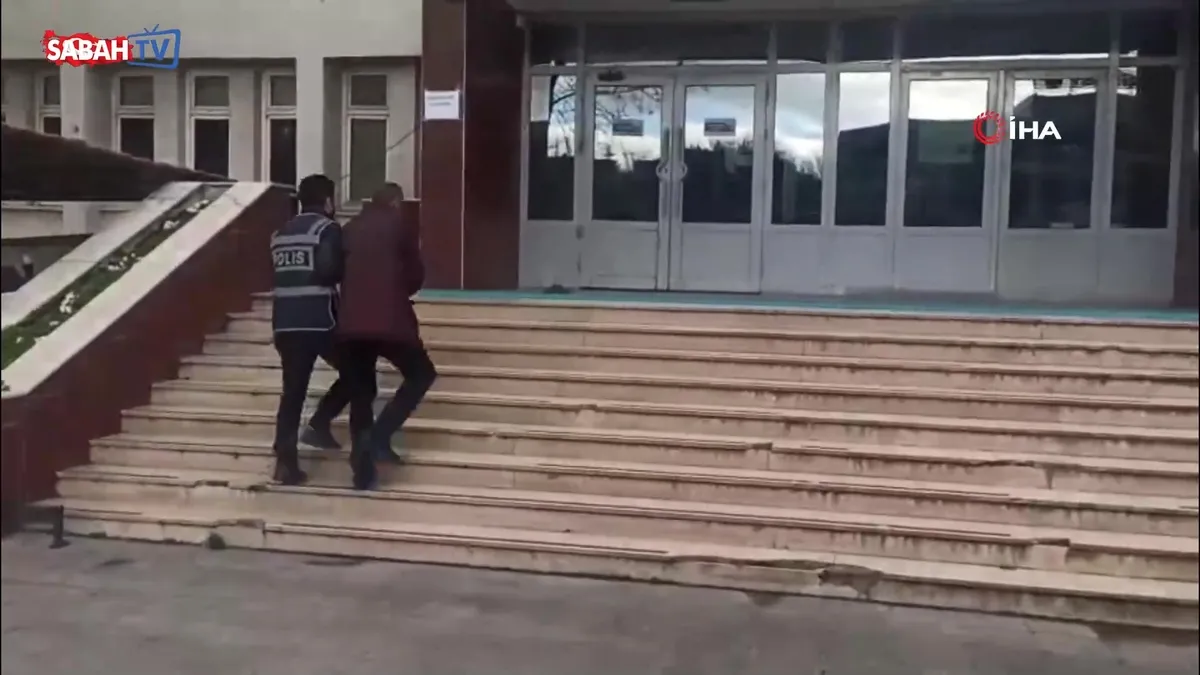 Hastanede güvenlik görevlisi odasından para ve ziynet eşyası çalan şüpheli tutuklandı videosunu izle Hastanede güvenlik görevlisi odasından para ve ziynet eşyası çalan şüpheli tutuklandı videosunu izle