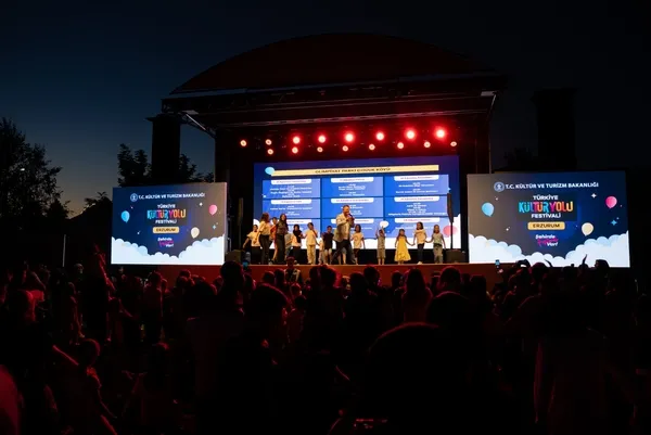 kultur-yolu-festivali-cesitli-konser-ve-etkinliklerle-suruyor-1755597809811.jpg
