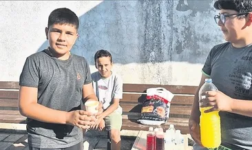 Hayalleri için limonata satıyorlar