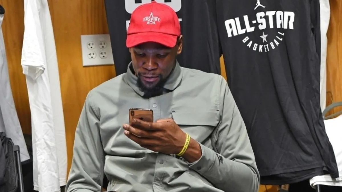 NBA oyuncularına yeni kural! Cep telefonu kullanımını yasak