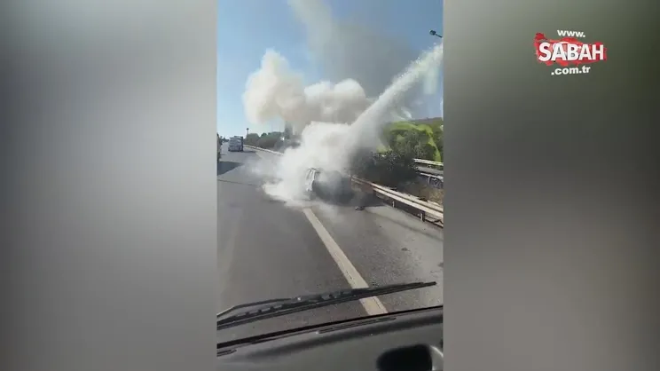 Tarsus'ta seyir halindeki otomobil yanarak hurdaya döndü