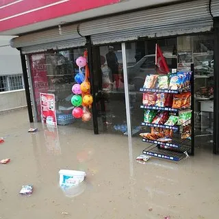 Reyhanlı'da şiddetli yağış ev ve iş yerlerini sular altında bıraktı