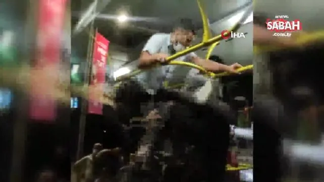 Otobüste tekmelerin havada uçuştuğu 'maske takma' kavgası kamerada | Video