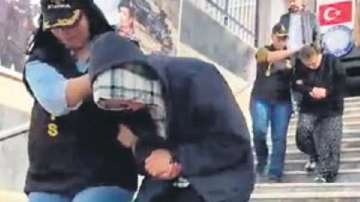 Müşteri gibi geldiler kolyeleri alıp gittiler Müşteri gibi geldiler kolyeleri alıp gittiler