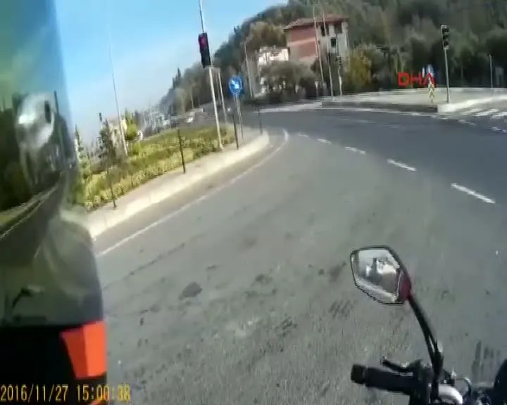 Kocaeli Motosikletin bariyerlere çarpma anı kask kamerasına yansıdı