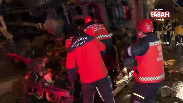 Sakarya'da freni patlayan kamyon 2 otomobilin üzerine devrildi: 1 ölü, 4 yaralı