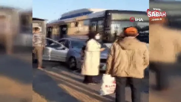 Ankara'da kaza yapan araç otobüs durağına daldı, 4 kişi yaralandı | Video