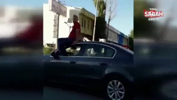 Konya'da otomobilin tavanında oturarak trafikte araç kullanan şahıs aranıyor!