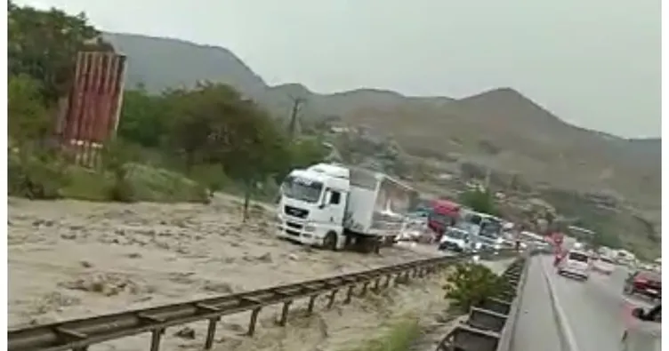 Sağanak nedeniyle Ankara-Kırıkkale yolu trafiğe kapandı