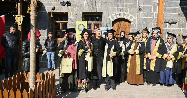 Okuma yazma öğrenen kadınlar kep attı